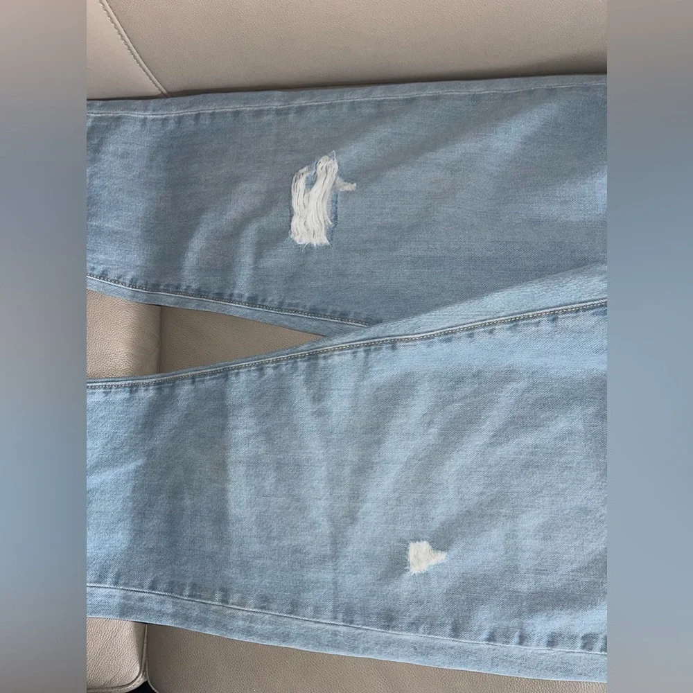 Women's Mid-Rise Boyfriend Jeans - Universal Thread Light Wash size 6